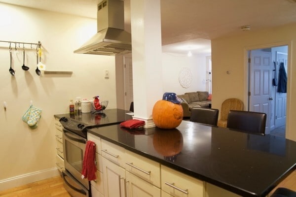 Building Photo - 841 Parker St