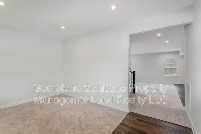 Foto del edificio - 3301 Somerset Ln