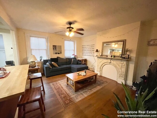 Building Photo - Five bed two bath near NEU...