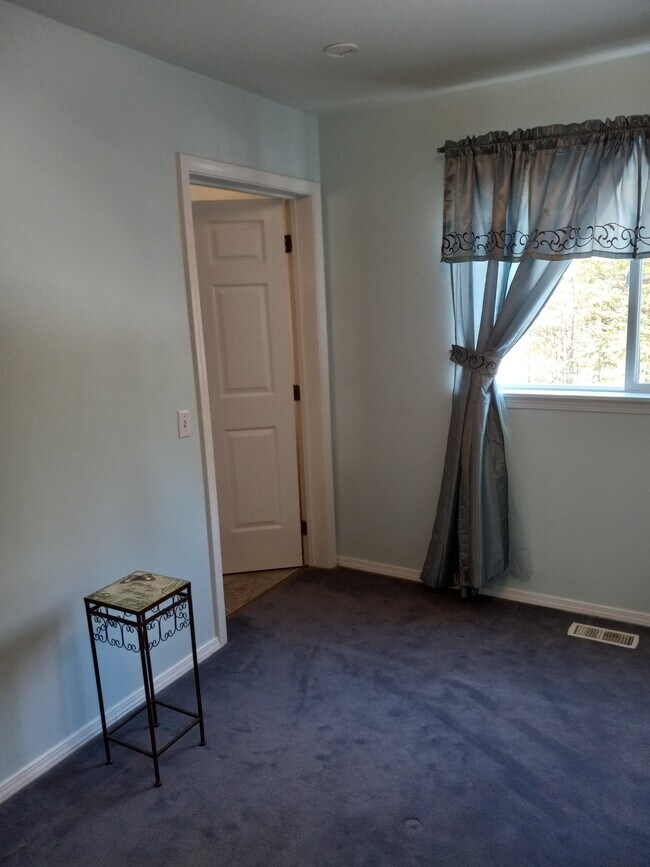 Bedroom facing bathroom door - 13301 Ridgewood Cir