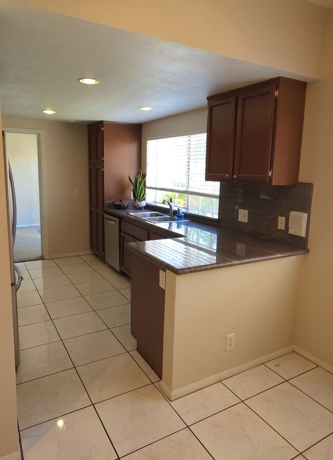 Foto del edificio - Amazing 2 story 4 bedroom home in Simi Valley with easy convenience to the freeway!