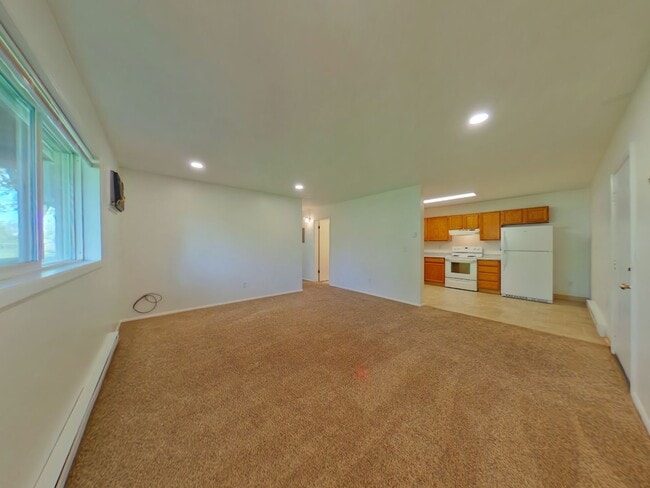 Building Photo - 2 bedroom 1 bathroom apartment in the heart of town!