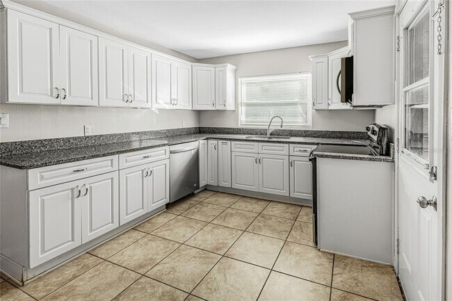 Building Photo - 1607 S Lakeview Ave