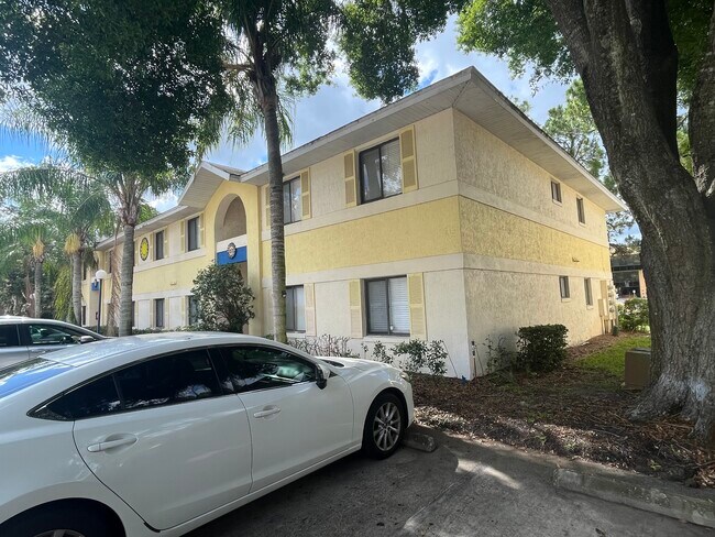 Foto del edificio - 90 Hidden Lake Dr