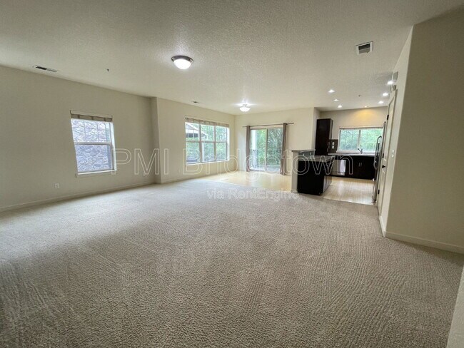 Foto del edificio - 659 NE Adwick Dr