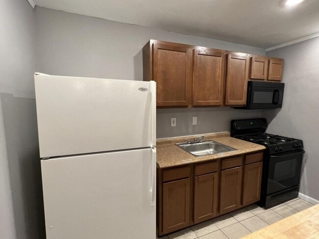 Building Photo - 205 Erin Way, Unit T2