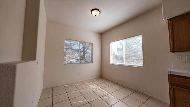 Building Photo - Charming 2bd 2bth Condo