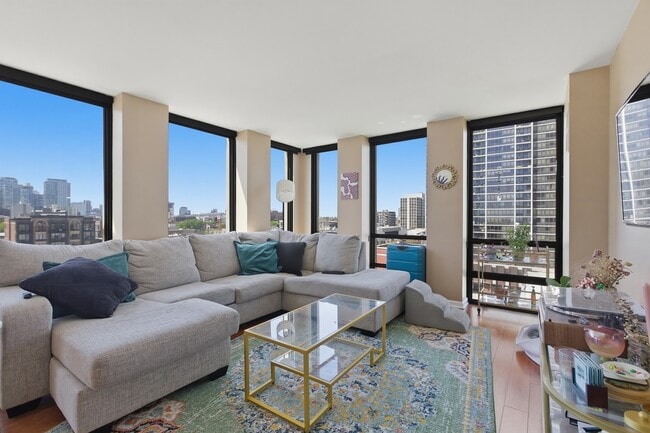 Building Photo - 1660 N La Salle Dr