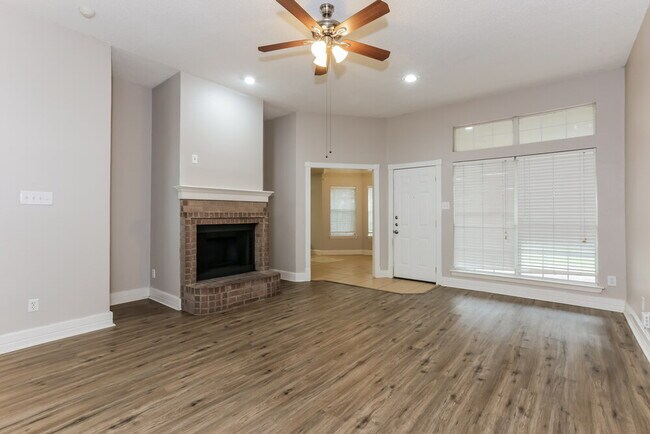 Foto del edificio - 724 Nicole Dr