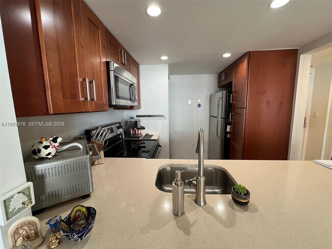 Foto del edificio - 600 NE 36th St