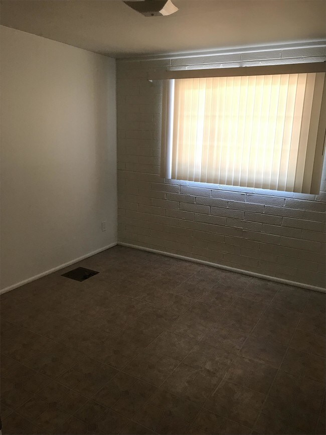 Foto del edificio - 2545 N Park Ave - 2