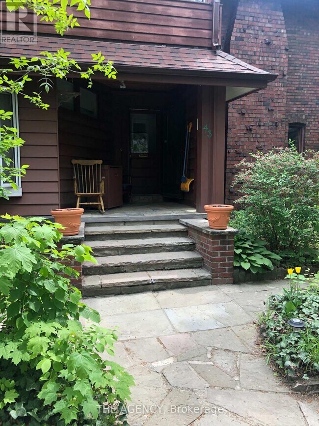 Photo du bâtiment - 43 Indian Rd Crescent