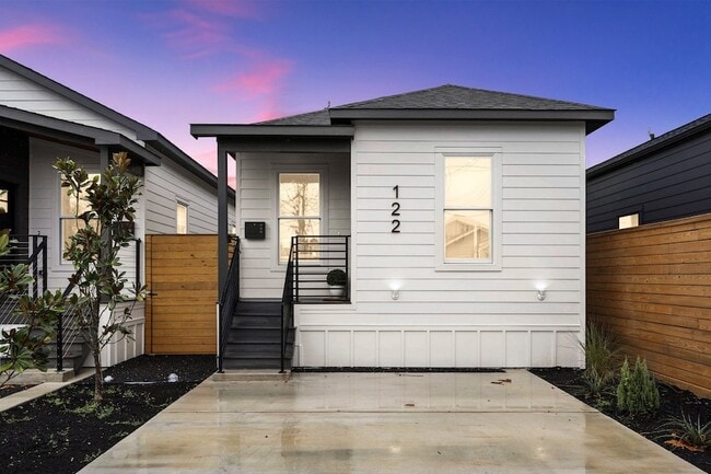 Photo - 122 E 31st 1/2 St House