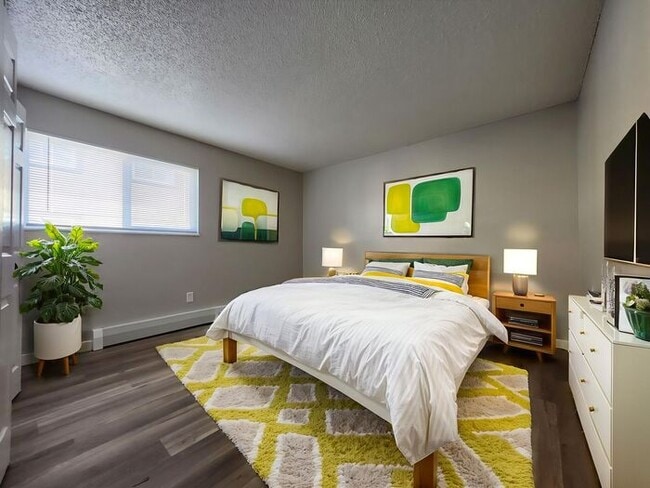 Building Photo - Spacious 2-Bedroom Apartment with Private ...