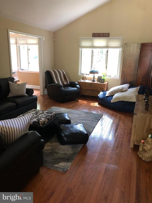 Foto principal - 1024 Rustling Oaks Dr