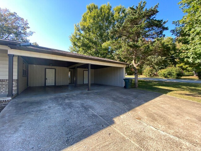 Foto del edificio - Charming Updated Mid-Century in Fayettevil...