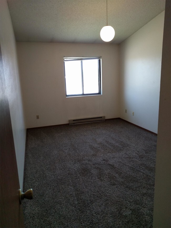 Building Photo - 402 Village Dr