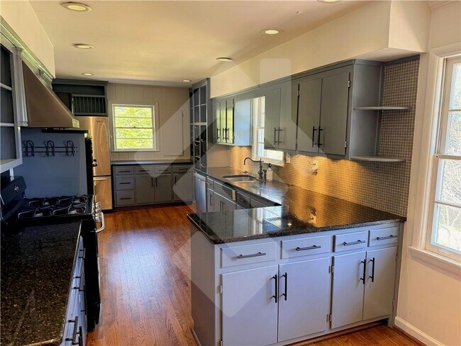 Foto del edificio - 140 Spring Dr