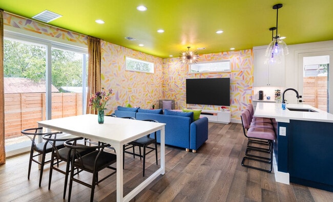 Building Photo - 2415 E 10th St