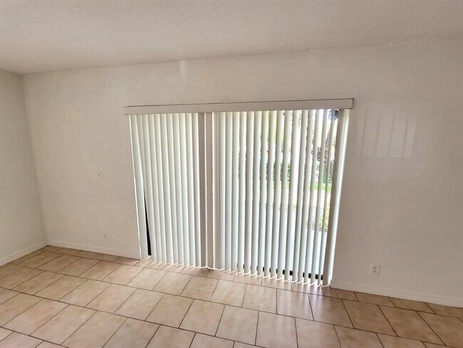 Foto del edificio - 2300 Coral Springs Dr
