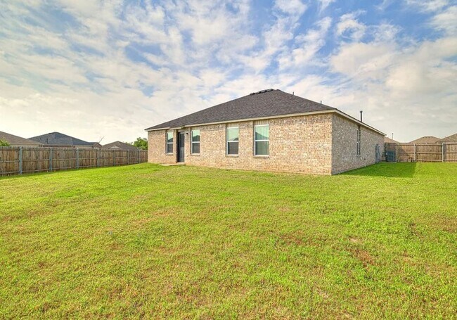 Building Photo - Charming 3-Bedroom Home with Modern Amenit...