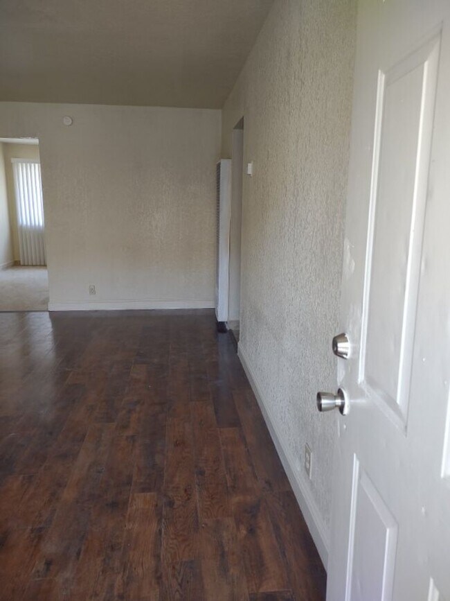 Foto del edificio - Refurbished 2bd Apartment in 4-Plex Building