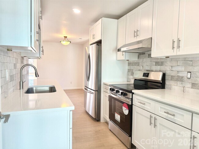Foto del edificio - 541 E Woodlawn Rd