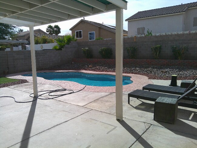 Foto del edificio - 973 Cedar Pines St