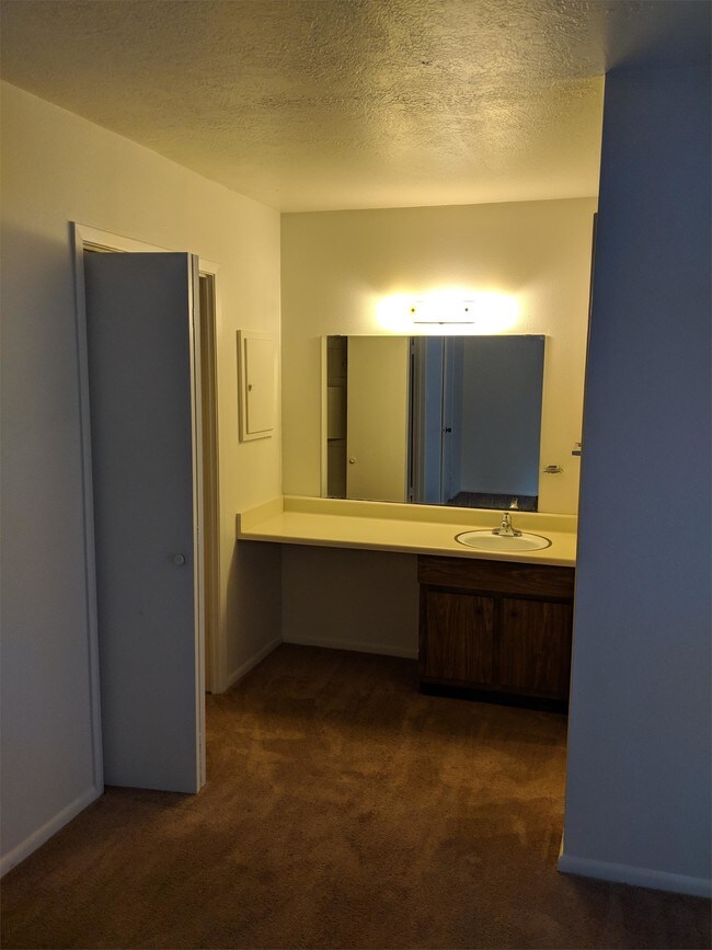 Foto del edificio - 6331 Calder Ave