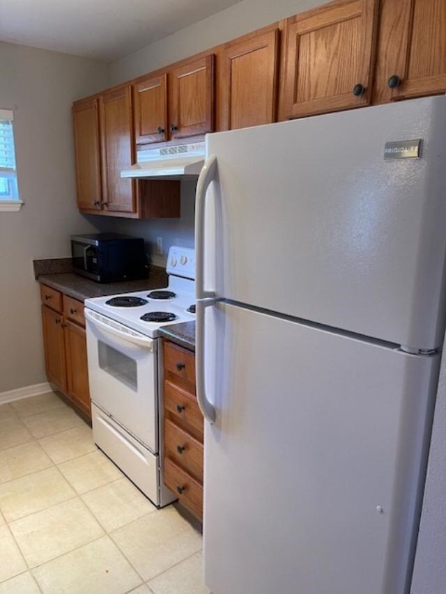 Stove, Refrigerator and Microwave - 1770 Parakeet Way