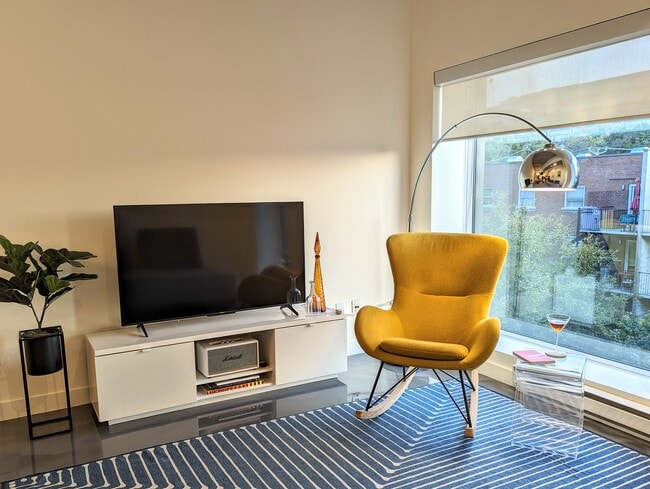 Building Photo - 5315 Boul Saint Laurent