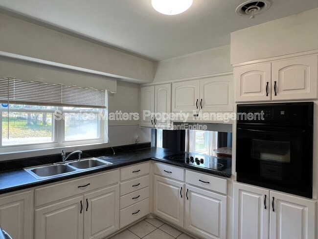 Building Photo - 5425 Westwood Dr