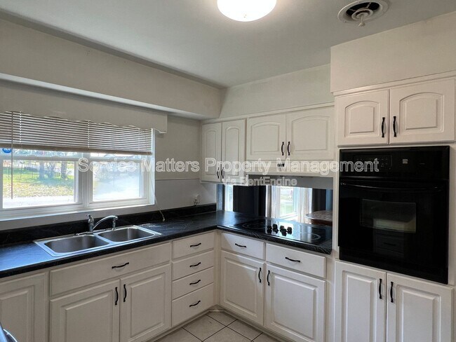 Foto del edificio - 5425 Westwood Dr
