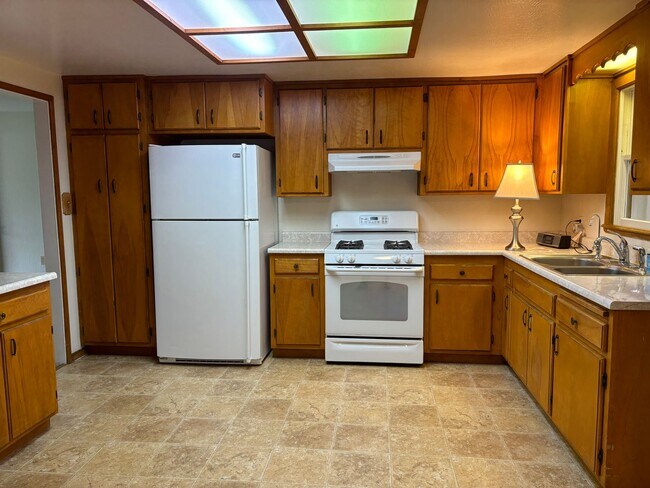 Building Photo - 2 bedroom 2 bath Windsor home available now