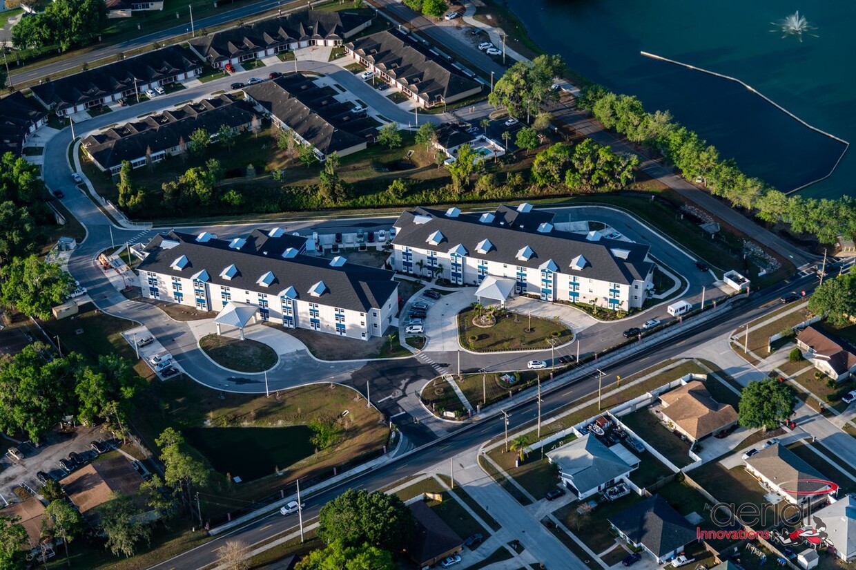 Vista Arial de nuestro campus - Grace Manor at Hunters Creek