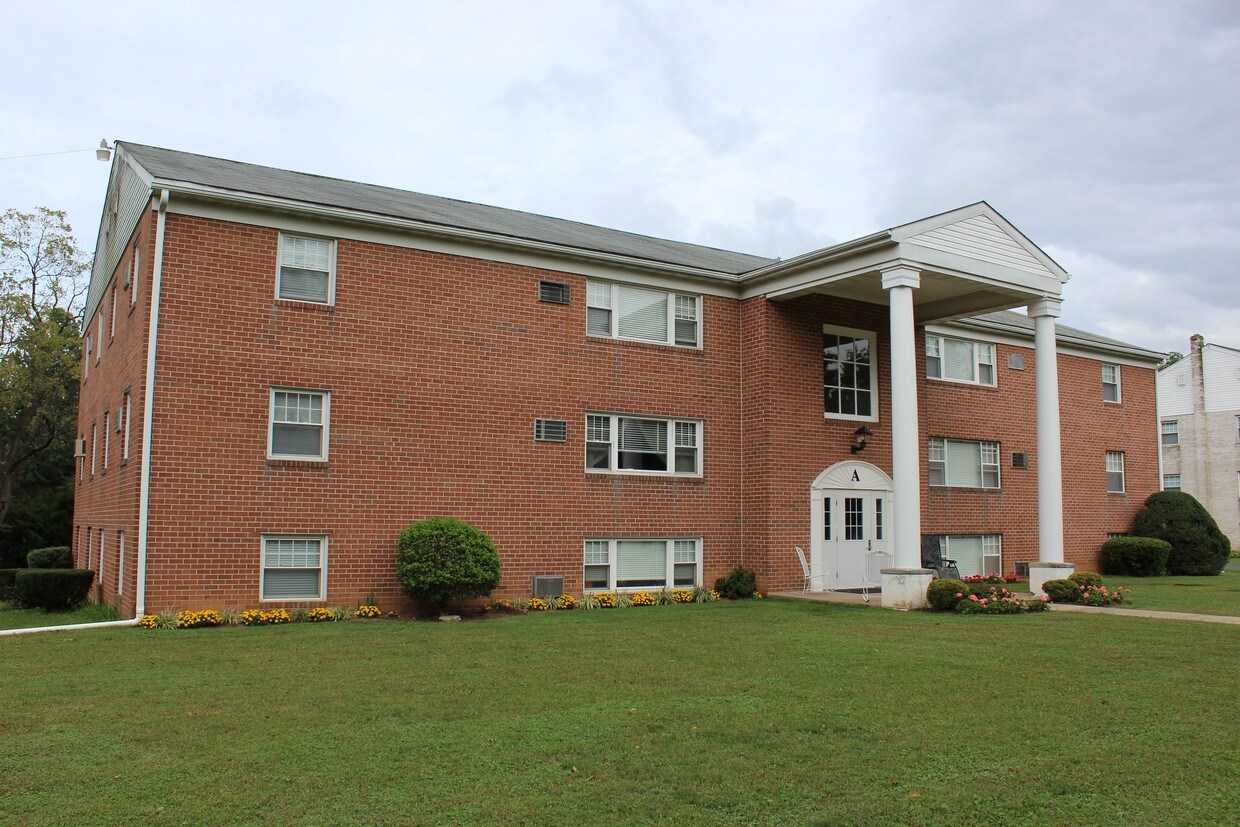 Building Photo - 804 Vaughn Rd