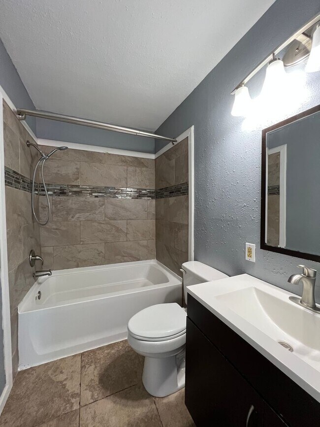 Building Photo - 3 bedroom 2 bath home with bonus room in O...