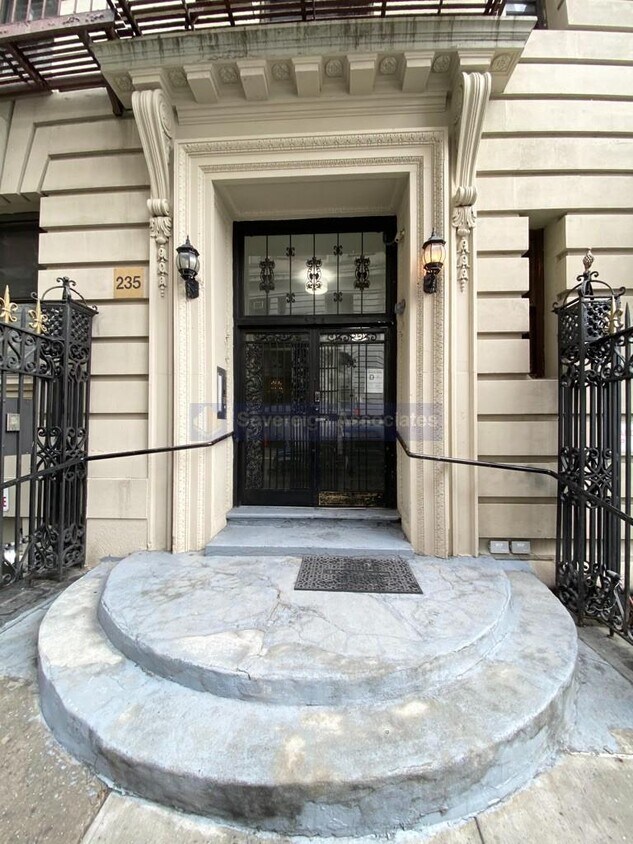 Foto principal - 235 W 103rd St