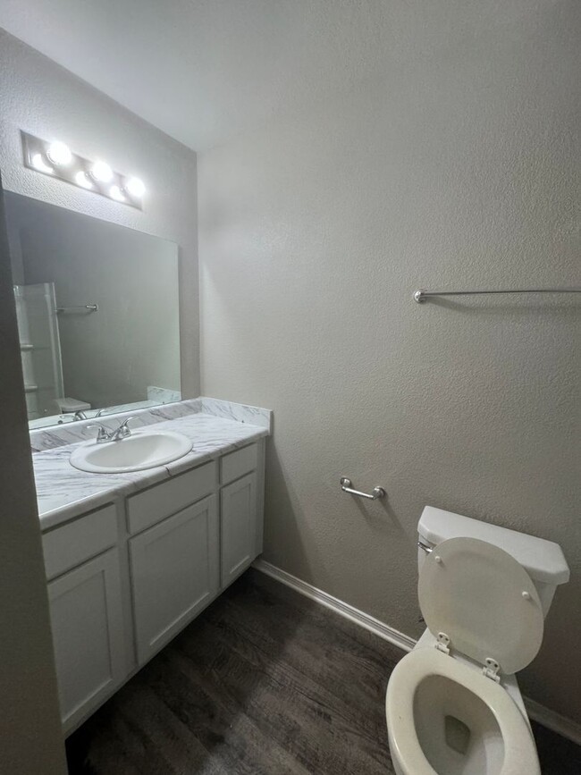 Building Photo - 3 Bed / 2 Bath Available Now!