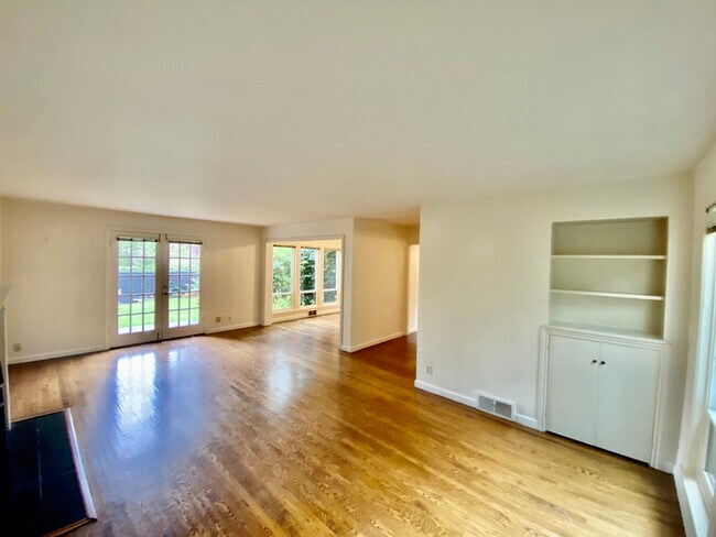 Building Photo - 2138 Boyer Ave E