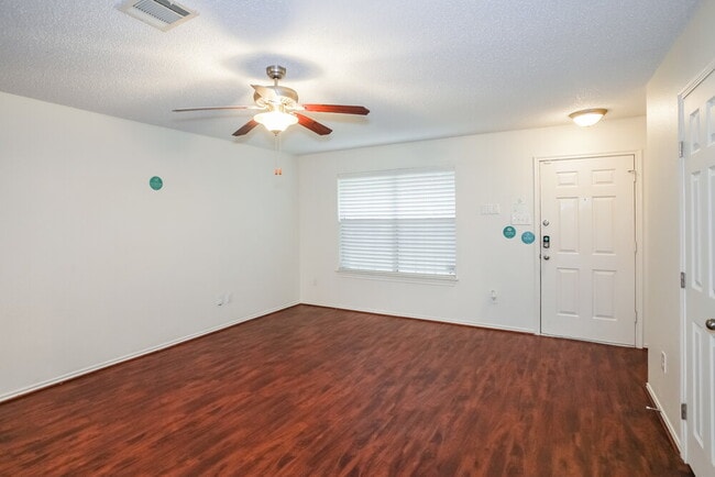 Foto del edificio - 9936 Sparrow Hawk Ln