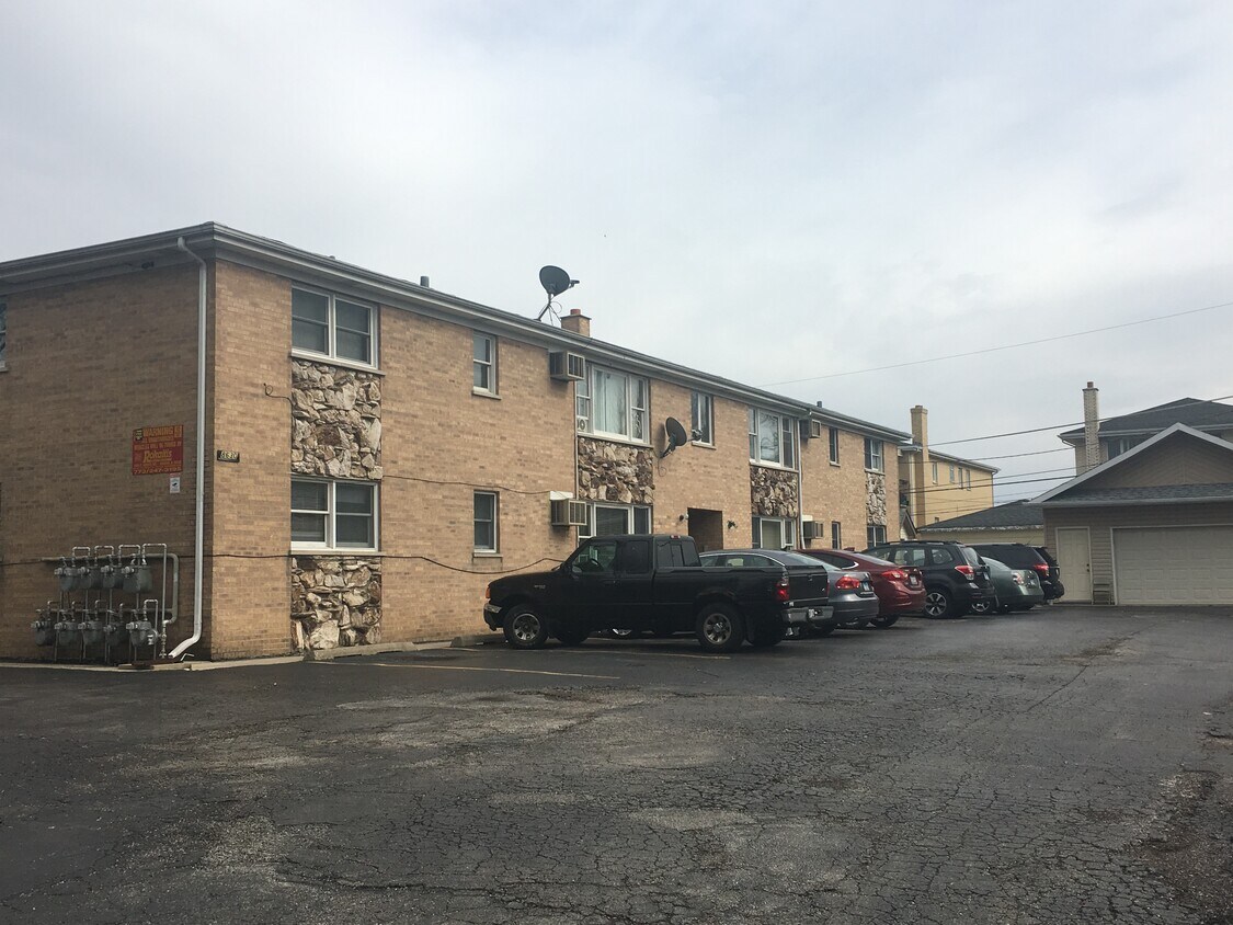 8630 Sayre Ave Unit 4, Burbank, IL 60459 Condo for Rent in Burbank