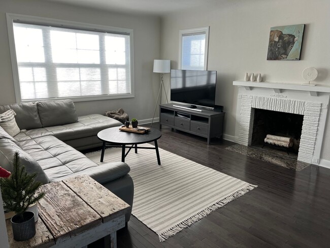 Building Photo - Beautiful 4 Bed 3 Bath Home for Rent! Grea...