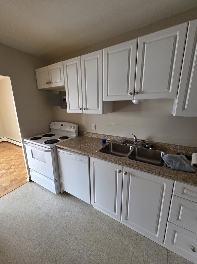 Photo du bâtiment - 1061 Queen's Blvd