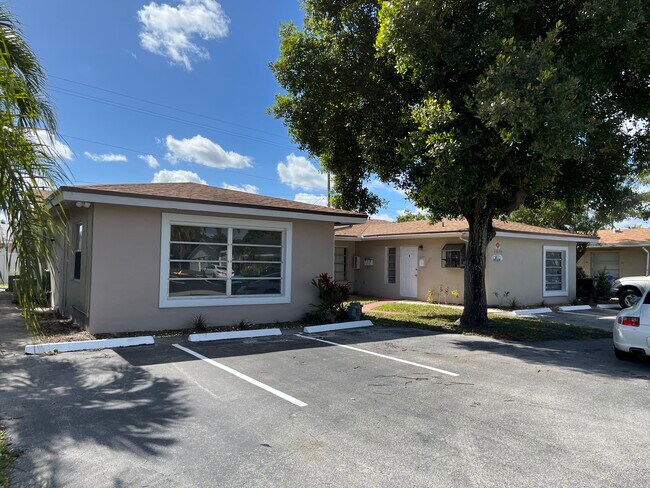 Foto del edificio - 1670 NE 56th St