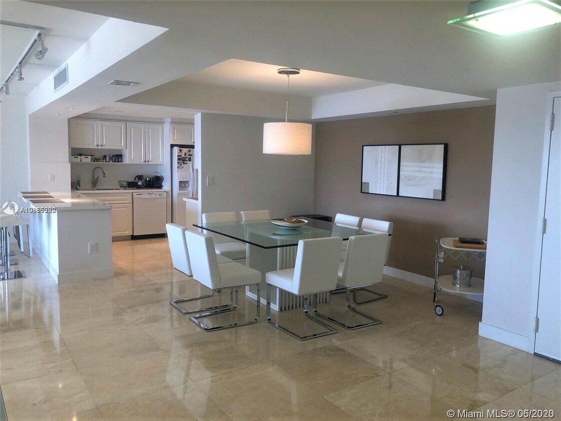 Foto principal - 2 Grove Isle Dr