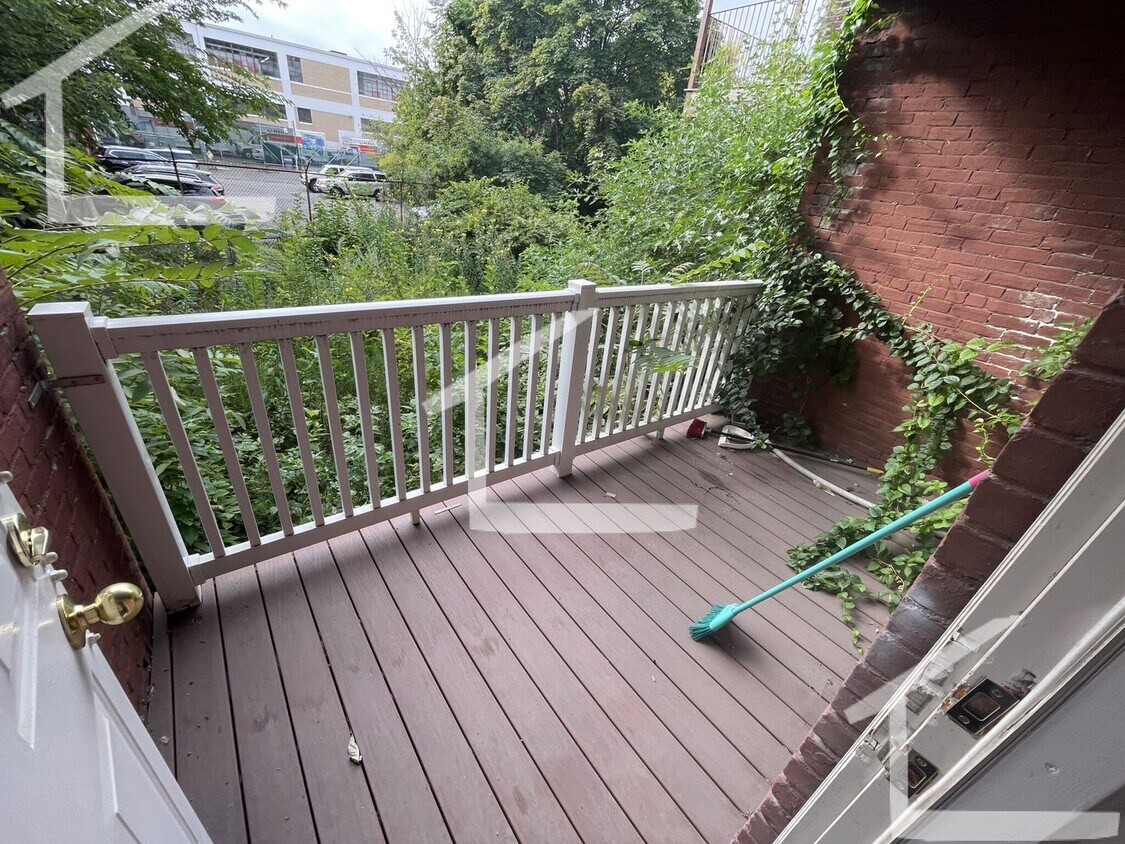 Building Photo - Renovated 1 bed 1 bath in Roxburry