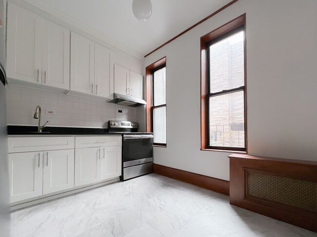 Building Photo - METROPOLITAN AVENUE