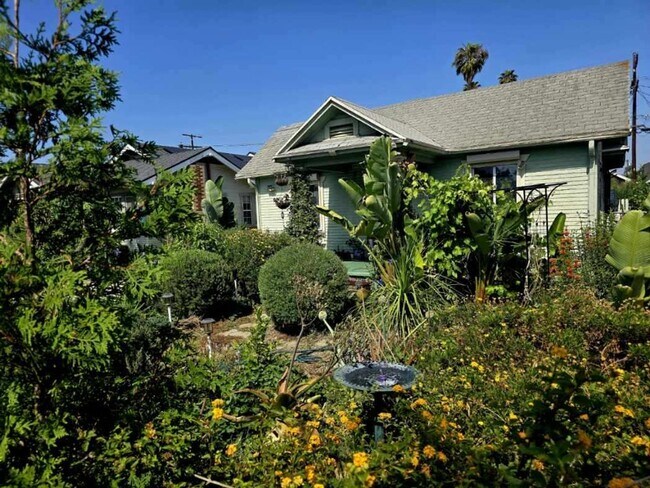 Foto del edificio - 2 Bed/1 Bath Craftsman Bungalow w/ Expansi...