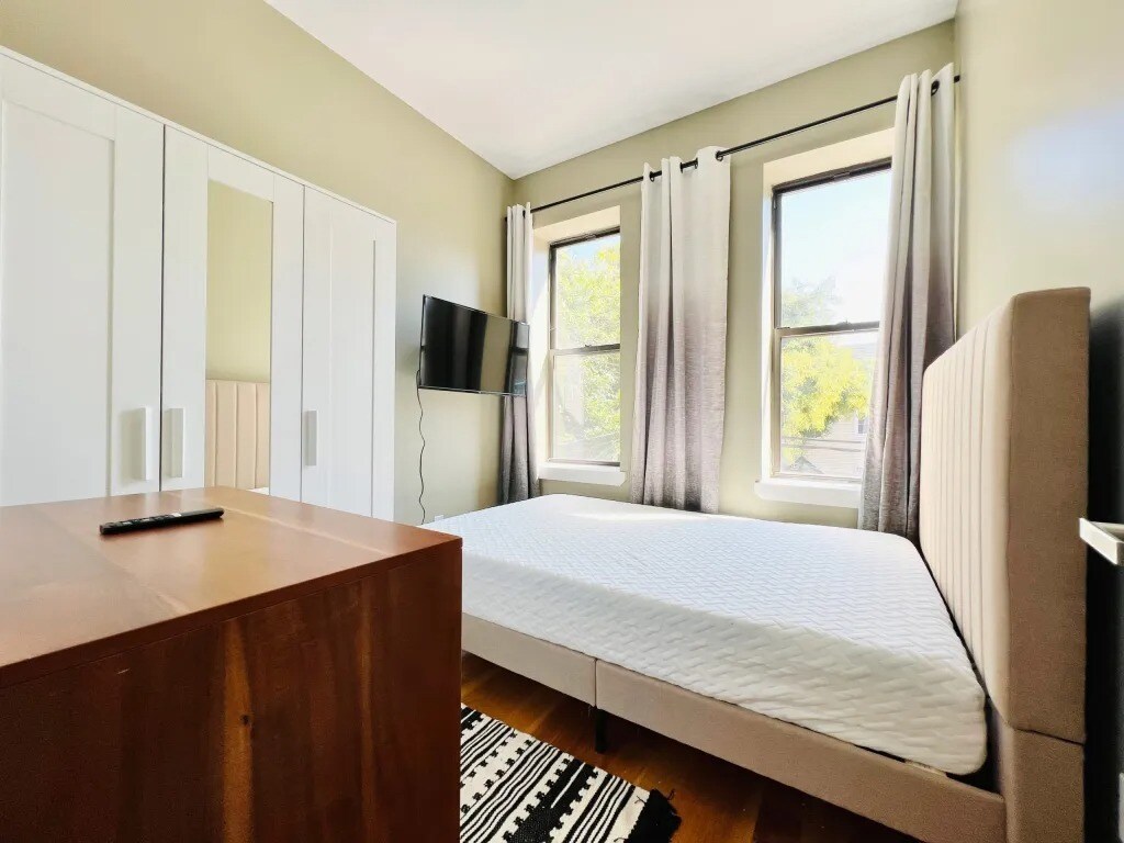 Primary Photo - Furnished room/NOT APARTMENT